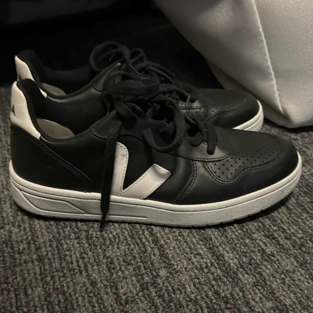Veja black leather sneaker